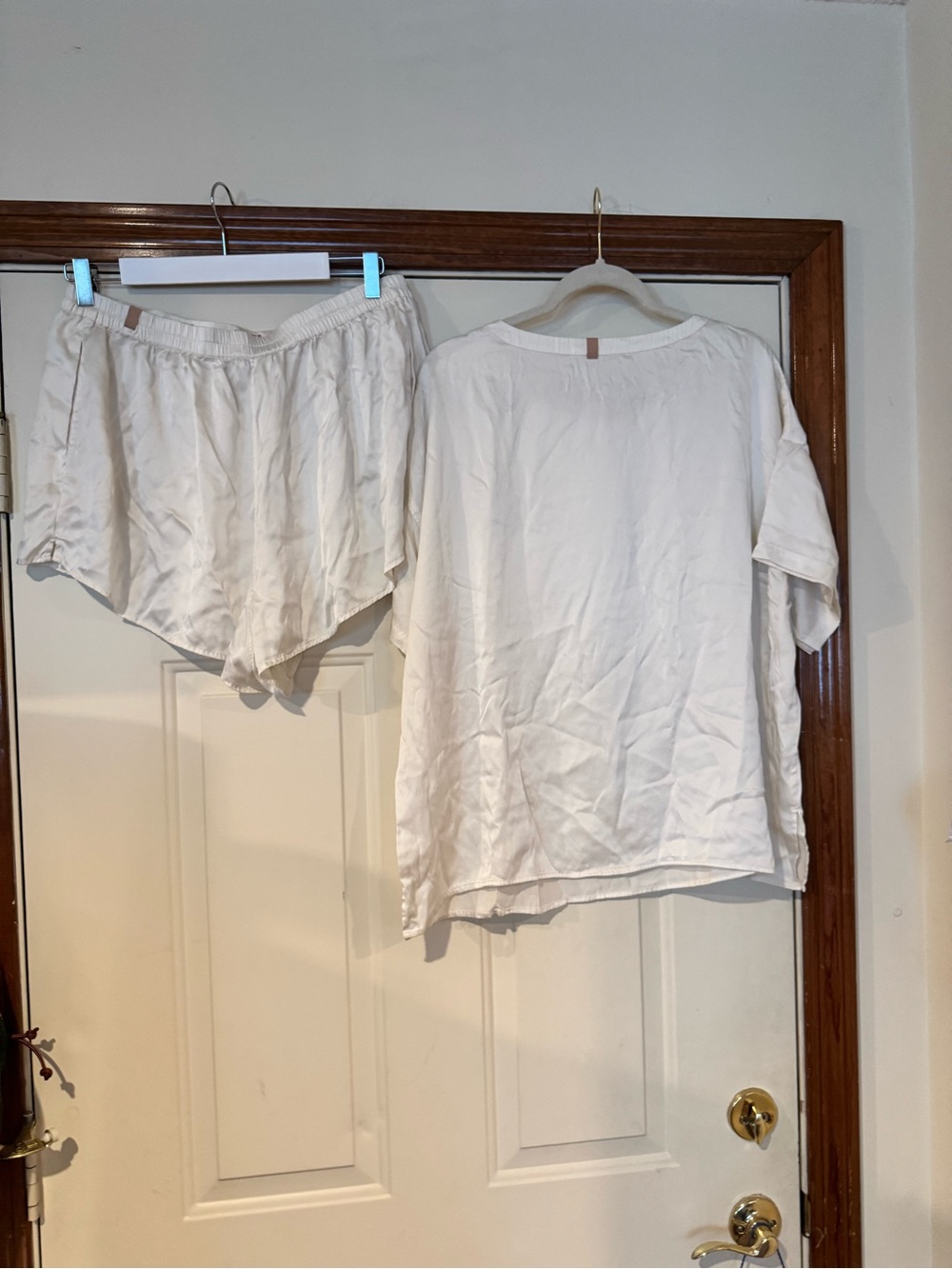 lunya Washable Silk Cream Short-Sleeve Pocket Sleep Top & Shorts Set - Picture 3 of 7